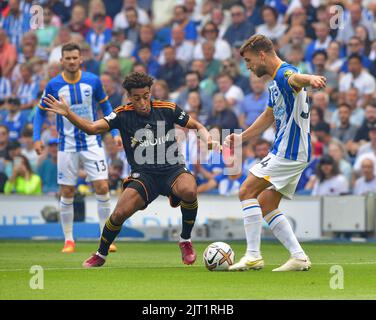 Brighton, Großbritannien. 27. August 2022. Tyler Adams von Leeds United und Joel Veltman von Brighton und Hove Albion während des Premier League-Spiels zwischen Brighton & Hove Albion und Leeds United am 27. 2022. August beim Amex in Brighton, England. (Foto von Jeff Mood/phcimages.com) Quelle: PHC Images/Alamy Live News Stockfoto