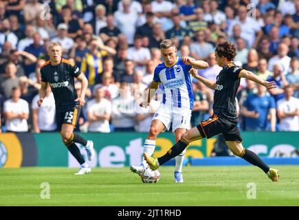 Brighton, Großbritannien. 27. August 2022. Leandro Trossard von Brighton und Hove Albion sowie Brenden Aaronson von Leeds United während des Premier League-Spiels zwischen Brighton & Hove Albion und Leeds United am 27. 2022. August beim Amex in Brighton, England. (Foto von Jeff Mood/phcimages.com) Quelle: PHC Images/Alamy Live News Stockfoto