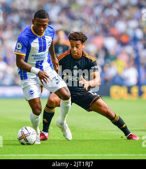 Brighton, Großbritannien. 27. August 2022. Pervis Estupiñán aus Brighton und Hove Albion sowie Tyler Adams aus Leeds United während des Premier League-Spiels zwischen Brighton & Hove Albion und Leeds United am 27. 2022. August beim Amex in Brighton, England. (Foto von Jeff Mood/phcimages.com) Quelle: PHC Images/Alamy Live News Stockfoto