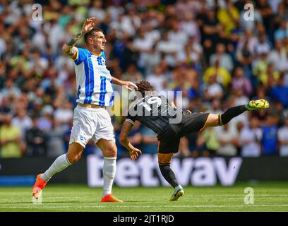 Brighton, Großbritannien. 27. August 2022. Lewis Dunk von Brighton und Hove Albion und Rodrigo Moreno von Leeds United während des Premier League-Spiels zwischen Brighton & Hove Albion und Leeds United am 27. 2022. August beim Amex in Brighton, England. (Foto von Jeff Mood/phcimages.com) Quelle: PHC Images/Alamy Live News Stockfoto