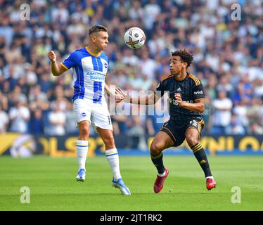 Brighton, Großbritannien. 27. August 2022. Leandro Trossard von Brighton und Hove Albion sowie Tyler Adams von Leeds United während des Premier League-Spiels zwischen Brighton & Hove Albion und Leeds United am 27. 2022. August beim Amex in Brighton, England. (Foto von Jeff Mood/phcimages.com) Quelle: PHC Images/Alamy Live News Stockfoto