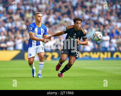 Brighton, Großbritannien. 27. August 2022. Leandro Trossard von Brighton und Hove Albion hält sich während des Premier League-Spiels zwischen Brighton & Hove Albion und Leeds United am 27. 2022. August beim Amex in Brighton, England, gegen Tyler Adams von Leeds United fest. (Foto von Jeff Mood/phcimages.com) Quelle: PHC Images/Alamy Live News Stockfoto