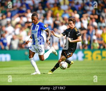 Brighton, Großbritannien. 27. August 2022. Pervis Estupiñán aus Brighton und Hove Albion sowie Brenden Aaronson aus Leeds United während des Premier League-Spiels zwischen Brighton & Hove Albion und Leeds United am 27. 2022. August beim Amex in Brighton, England. (Foto von Jeff Mood/phcimages.com) Quelle: PHC Images/Alamy Live News Stockfoto