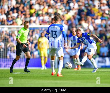 Brighton, Großbritannien. 27. August 2022. Alexis Mac Allister von Brighton und Hove Albion spielt den Ball im Aufwärtsspiel während des Premier League-Spiels zwischen Brighton & Hove Albion und Leeds United am 27. 2022. August beim Amex in Brighton, England. (Foto von Jeff Mood/phcimages.com) Quelle: PHC Images/Alamy Live News Stockfoto