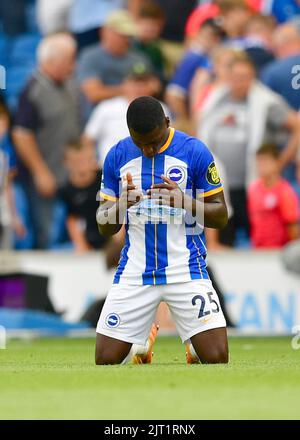 Brighton, Großbritannien. 27. August 2022. Moises Caicedo von Brighton und Hove Albion dankt nach dem Premier League-Spiel zwischen Brighton & Hove Albion und Leeds United beim Amex am 27. 2022. August in Brighton, England. (Foto von Jeff Mood/phcimages.com) Quelle: PHC Images/Alamy Live News Stockfoto