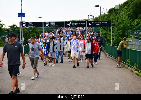 Brighton, Großbritannien. 27. August 2022. Am 27. 2022. August treffen sich Fans zum Premier League-Spiel zwischen Brighton & Hove Albion und Leeds United im Amex in Brighton, England. (Foto von Jeff Mood/phcimages.com) Quelle: PHC Images/Alamy Live News Stockfoto