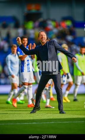 Brighton, Großbritannien. 27. August 2022. Graham Töpfer Manager von Brighton und Hove Albion zeigt seine Freude, das Premier League-Spiel zwischen Brighton & Hove Albion und Leeds United am 27. 2022. August beim Amex in Brighton, England, zu gewinnen. (Foto von Jeff Mood/phcimages.com) Quelle: PHC Images/Alamy Live News Stockfoto