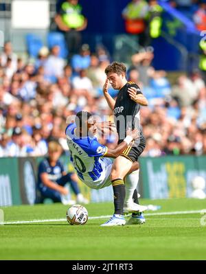 Brighton, Großbritannien. 27. August 2022. Brenden Aaronson von Leeds United fouls Pervis Estupiñán von Brighton und Hove Albion während des Premier League-Spiels zwischen Brighton & Hove Albion und Leeds United am 27. 2022. August beim Amex in Brighton, England. (Foto von Jeff Mood/phcimages.com) Quelle: PHC Images/Alamy Live News Stockfoto