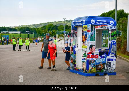 Brighton, Großbritannien. 27. August 2022. Fans kaufen ihr Spieltag-Programm vor dem Premier League-Spiel zwischen Brighton & Hove Albion und Leeds United beim Amex am 27. 2022. August in Brighton, England. (Foto von Jeff Mood/phcimages.com) Quelle: PHC Images/Alamy Live News Stockfoto