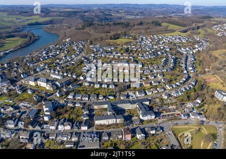 Luftaufnahme, Stadtansicht, Bezirksverwaltung Olpe im Vordergrund, Gemeindeschule und Biggesee-See links im Bild, Olpe-Stadt, Olpe, Sauerlan Stockfoto