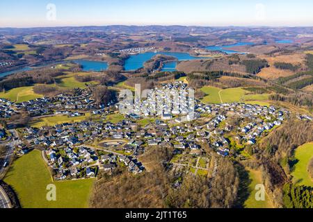 Luftaufnahme, Dorfansicht Rhode und Biggesee in Waldlandschaft, Rhode, Olpe, Sauerland, Nordrhein-Westfalen, Deutschland, DE, Europa, Grundsteuer, r Stockfoto