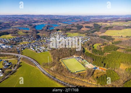 Luftaufnahme, TUS Rhode Sportplatz und Stadtansicht, Rhode, Olpe, Sauerland, Nordrhein-Westfalen, Deutschland, DE, Europa, Fußballplatz, Fußballstadion, Stockfoto