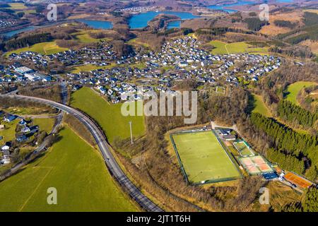 Luftaufnahme, TUS Rhode Sportplatz und Stadtansicht, Rhode, Olpe, Sauerland, Nordrhein-Westfalen, Deutschland, DE, Europa, Fußballplatz, Fußballstadion, Stockfoto