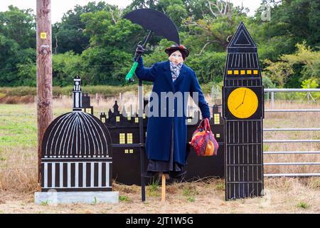 Bisterne, New Forest National Park, Hampshire, Großbritannien. 27.. August 2022. Bisterne Scarecrow Festival 2022. Ein Weg durch die Gegend von Bisterne mit 23 verschiedenen Vogelscheuche-Zwanzigern, wo die Öffentlichkeit für ihren Favoriten für die Publikumsliebling-Vogelscheuche stimmen kann. Mary Poppins. Kredit: Carolyn Jenkins / Alamy Live Nachrichten Stockfoto