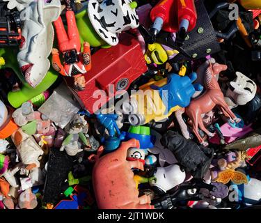 Verschiedene Plastikspielzeuge (Autos & Lastwagen) auf dem Flohmarkt in Hannover (Nr. 47) Stockfoto