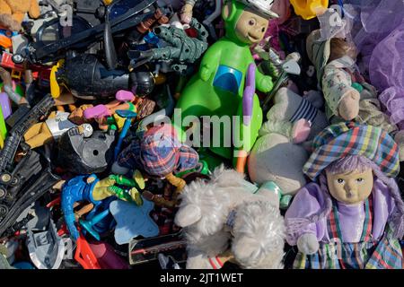 Verschiedene Plastikspielzeuge (Autos & Lastwagen) auf dem Flohmarkt in Hannover (Nr. 48) Stockfoto