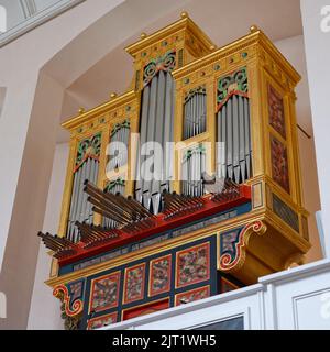 Das Innere der Hofkirche (Neustädter Hof- und Stadtkirche St. Johannis) mit der spanischen Orgel in Hannover Stockfoto