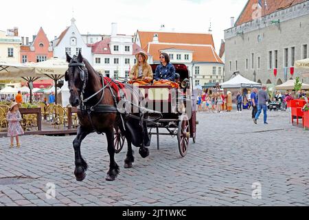 Pferdekutsche Auf Dem Rathausplatz In Tallinn Estland Stockfoto