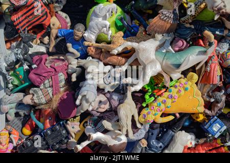 Verschiedene Plastikspielzeuge (Autos & Lastwagen) auf dem Flohmarkt in Hannover (Nr. 49) Stockfoto