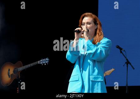 Southsea, Großbritannien. 27. August 2022. Der englische Sänger und Songwriter Siobhán Donaghy mit der ursprünglichen Linie der britischen Popgirl-Band The Sugababes, die beim Victorious Festival live auf der Bühne auftreten. Sugababes sind eine britische Mädchengruppe bestehend aus Mutya Buena, Rosa Isabel Mutya Buena, Keisha Buchanan und Siobhán Donaghy. Das Lineup änderte sich dreimal, bevor es 2011 wieder in das ursprüngliche Lineup zurückkehrte. Kredit: SOPA Images Limited/Alamy Live Nachrichten Stockfoto