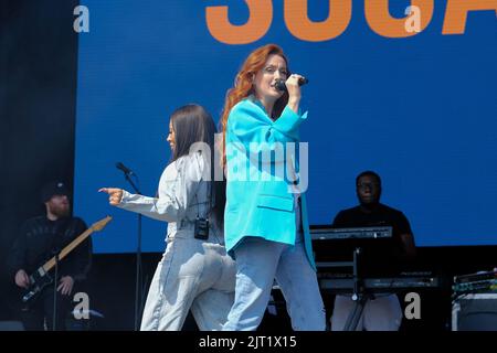 Southsea, Großbritannien. 27. August 2022. Der englische Sänger und Songwriter Siobhán Donaghy mit der ursprünglichen Linie der britischen Popgirl-Band The Sugababes, die beim Victorious Festival live auf der Bühne auftreten. Sugababes sind eine britische Mädchengruppe bestehend aus Mutya Buena, Rosa Isabel Mutya Buena, Keisha Buchanan und Siobhán Donaghy. Das Lineup änderte sich dreimal, bevor es 2011 wieder in das ursprüngliche Lineup zurückkehrte. Kredit: SOPA Images Limited/Alamy Live Nachrichten Stockfoto