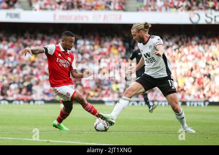 London, Großbritannien. 27. August 2022. Gabriel Jesus #9 von Arsenal läuft am 8/27/2022 bei Tim Ream #13 von Fulham in London, Großbritannien. (Foto von Arron Gent/News Images/Sipa USA) Quelle: SIPA USA/Alamy Live News Stockfoto