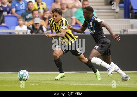 ARNHEM - (lr) Million Manhoef von Vitesse, Thierry Lutonda von RKC Waalwijk während des niederländischen Eredivisie-Spiels zwischen Vitesse und RKC Waalwijk am 27. August 2022 in Arnhem, Niederlande. ANP ROY LAZET Stockfoto