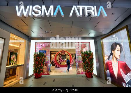 SINGAPUR - CIRCA JANUAR 2020: Eingang zum Wisma Atria Einkaufszentrum in Singapur. Stockfoto