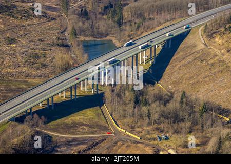 Autobahnbrücke Viadukt Landeskroner Weiher der Autobahn A45 Sauerlandlinie, geplante Sprengung im Oktober 2022, Stausee Landeskroner Weiher im Wald ar Stockfoto