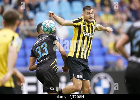 ARNHEM - (lr) Yassin Oukili von RKC Waalwijk, Matus Bero von Vitesse während des niederländischen Eredivisie-Spiels zwischen Vitesse und RKC Waalwijk beim Gelredome am 27. August 2022 in Arnhem, Niederlande. ANP ROY LAZET Stockfoto