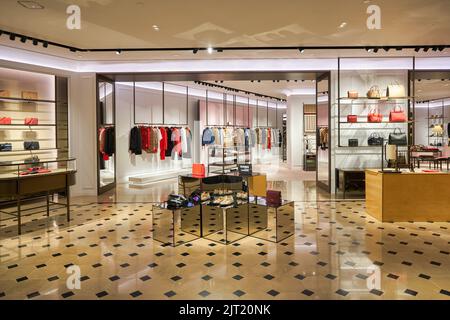 SINGAPUR - CA. JANUAR 2020: Innenaufnahme des Burberry-Geschäfts im ION Orchard-Einkaufszentrum in Singapur. Burberry ist ein britisches Luxus-Modehaus Stockfoto