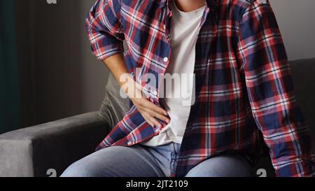 Schmerzen in der Seite. Der Mensch leidet unter Leberschmerzen Stockfoto