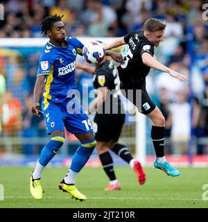 Robbie Gotts von Barrow und Paris Maghoma von AFC Wimbledon kämpfen während des Sky Bet League 2-Spiels zwischen AFC Wimbledon und Barrow in der Plough Lane, Wimbledon, am Samstag, den 27.. August 2022 um den Ball. (Kredit: Federico Maranesi | MI Nachrichten) Kredit: MI Nachrichten & Sport /Alamy Live Nachrichten Stockfoto