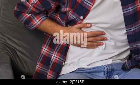 Schmerzen in der Seite. Der Mensch leidet unter Leberschmerzen Stockfoto