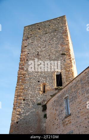 Tower, Castle-Fort, St Cyr au Mont d'Or, Lyon, Auvergne-Rhone-Alpes, Frankreich. Altes Schloss-Fort, das zwischen 1154 und 1230 n. Chr. erbaut wurde. Stockfoto