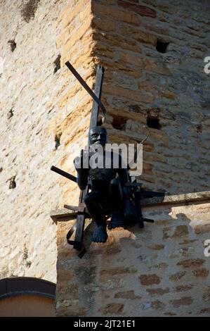 Gargoyle on Tower, Castle-Fort, St Cyr au Mont d'Or, Lyon, Auvergne-Rhone-Alpes, Frankreich. Altes Schloss-Fort, das zwischen 1154 und 1230 n. Chr. erbaut wurde. Stockfoto