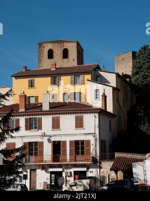 Häuser und Turm, Castle-Fort, St Cyr au Mont d'Or, Lyon, Auvergne-Rhone-Alpes, Frankreich Stockfoto