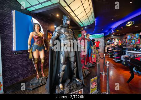 SINGAPUR - 20. JANUAR 2020: Lebensgroße Statuen werden im DC Comics Super Heroes Cafe im Shoppes at Marina Bay Sands in Singapur ausgestellt. Stockfoto