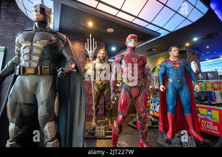 SINGAPUR - 20. JANUAR 2020: Lebensgroße Statuen werden im DC Comics Super Heroes Cafe im Shoppes at Marina Bay Sands in Singapur ausgestellt. Stockfoto