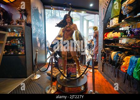 SINGAPUR - 20. JANUAR 2020: Die lebensgroße Statue der Wonder Woman wird im DC Comics Super Heroes Cafe im Shoppes at Marina Bay Sands in Singapur ausgestellt. Stockfoto