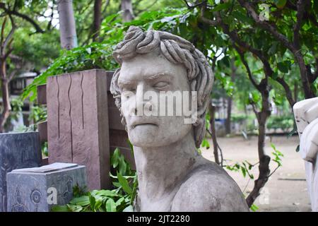 Isolierter Kopf Bildhauer in einem Garten. Stockfoto