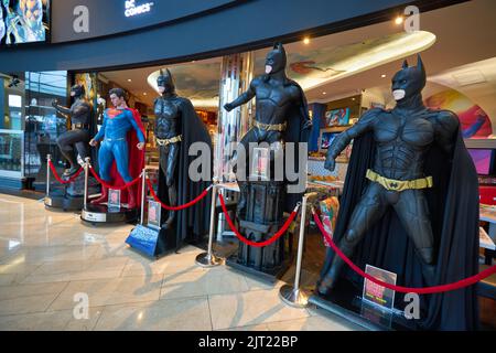 SINGAPUR - 20. JANUAR 2020: Lebensgroße Batman-Statuen werden im DC Comics Super Heroes Cafe im Shoppes at Marina Bay Sands in Singapur ausgestellt. Stockfoto