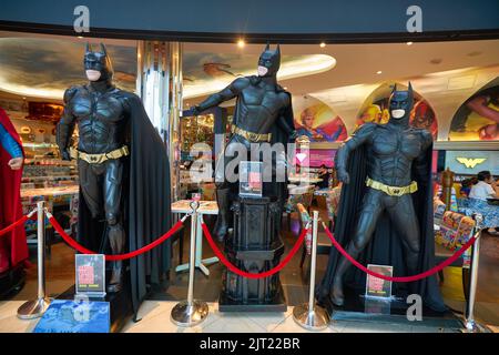 SINGAPUR - 20. JANUAR 2020: Lebensgroße Batman-Statuen werden im DC Comics Super Heroes Cafe im Shoppes at Marina Bay Sands in Singapur ausgestellt. Stockfoto