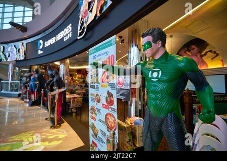 SINGAPUR - 20. JANUAR 2020: Lebensgroße Statue von Green Lantern im DC Comics Super Heroes Cafe im Shoppes at Marina Bay Sands in Singapur Stockfoto
