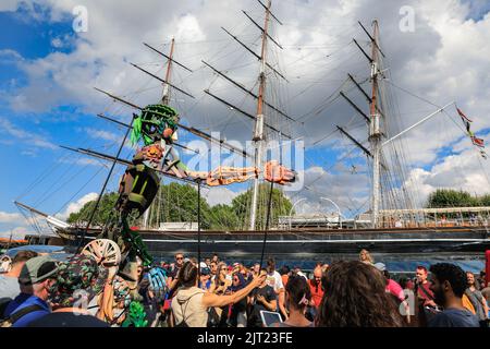 London, Großbritannien. 27. August 2022. Out of the Deep Blue begeistern die Besucher des Greenwich and Docklands International Festivals mit ihrer riesigen Puppentheater bei schönem, heißem Sonnenschein. Ein magisches und interaktives Abenteuer mit Eko, der 13ft Meter hohen Sea Giant Puppe, die aus der Tiefe hervorgegangen ist, um Publikum jeden Alters in eine andere Welt zu transportieren. Die Performance findet vor dem Hintergrund der Cutty Sark und der Themse statt, wo die Kreatur einen Spaziergang um den alten Teeschneider macht und mit dem Publikum interagiert. Kredit: Imageplotter/Alamy Live Nachrichten Stockfoto