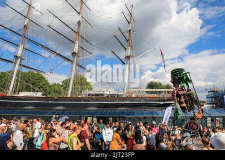 London, Großbritannien. 27. August 2022. Out of the Deep Blue begeistern die Besucher des Greenwich and Docklands International Festivals mit ihrer riesigen Puppentheater bei schönem, heißem Sonnenschein. Ein magisches und interaktives Abenteuer mit Eko, der 13ft Meter hohen Sea Giant Puppe, die aus der Tiefe hervorgegangen ist, um Publikum jeden Alters in eine andere Welt zu transportieren. Die Performance findet vor dem Hintergrund der Cutty Sark und der Themse statt, wo die Kreatur einen Spaziergang um den alten Teeschneider macht und mit dem Publikum interagiert. Kredit: Imageplotter/Alamy Live Nachrichten Stockfoto