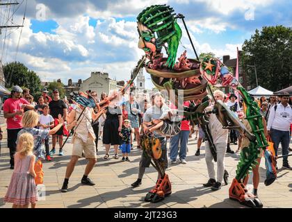 London, Großbritannien. 27. August 2022. Out of the Deep Blue begeistern die Besucher des Greenwich and Docklands International Festivals mit ihrer riesigen Puppentheater bei schönem, heißem Sonnenschein. Ein magisches und interaktives Abenteuer mit Eko, der 13ft Meter hohen Sea Giant Puppe, die aus der Tiefe hervorgegangen ist, um Publikum jeden Alters in eine andere Welt zu transportieren. Die Performance findet vor dem Hintergrund der Cutty Sark und der Themse statt, wo die Kreatur einen Spaziergang um den alten Teeschneider macht und mit dem Publikum interagiert. Kredit: Imageplotter/Alamy Live Nachrichten Stockfoto