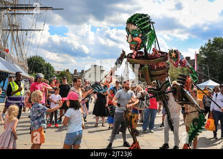 London, Großbritannien. 27. August 2022. Out of the Deep Blue begeistern die Besucher des Greenwich and Docklands International Festivals mit ihrer riesigen Puppentheater bei schönem, heißem Sonnenschein. Ein magisches und interaktives Abenteuer mit Eko, der 13ft Meter hohen Sea Giant Puppe, die aus der Tiefe hervorgegangen ist, um Publikum jeden Alters in eine andere Welt zu transportieren. Die Performance findet vor dem Hintergrund der Cutty Sark und der Themse statt, wo die Kreatur einen Spaziergang um den alten Teeschneider macht und mit dem Publikum interagiert. Kredit: Imageplotter/Alamy Live Nachrichten Stockfoto