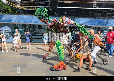 London, Großbritannien. 27. August 2022. Out of the Deep Blue begeistern die Besucher des Greenwich and Docklands International Festivals mit ihrer riesigen Puppentheater bei schönem, heißem Sonnenschein. Ein magisches und interaktives Abenteuer mit Eko, der 13ft Meter hohen Sea Giant Puppe, die aus der Tiefe hervorgegangen ist, um Publikum jeden Alters in eine andere Welt zu transportieren. Die Performance findet vor dem Hintergrund der Cutty Sark und der Themse statt, wo die Kreatur einen Spaziergang um den alten Teeschneider macht und mit dem Publikum interagiert. Kredit: Imageplotter/Alamy Live Nachrichten Stockfoto