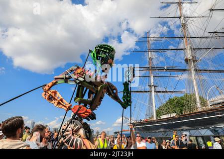 London, Großbritannien. 27. August 2022. Out of the Deep Blue begeistern die Besucher des Greenwich and Docklands International Festivals mit ihrer riesigen Puppentheater bei schönem, heißem Sonnenschein. Ein magisches und interaktives Abenteuer mit Eko, der 13ft Meter hohen Sea Giant Puppe, die aus der Tiefe hervorgegangen ist, um Publikum jeden Alters in eine andere Welt zu transportieren. Die Performance findet vor dem Hintergrund der Cutty Sark und der Themse statt, wo die Kreatur einen Spaziergang um den alten Teeschneider macht und mit dem Publikum interagiert. Kredit: Imageplotter/Alamy Live Nachrichten Stockfoto